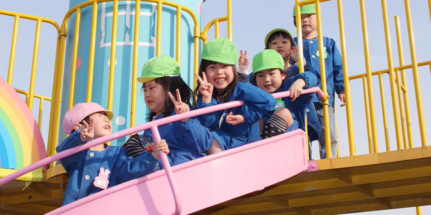 すべり台で遊ぶ子どもたち すべり台で遊ぶ子どもたち