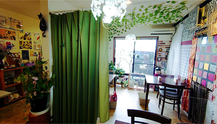 壁を覆うツタやお花の装飾 壁を覆うツタやお花の装飾