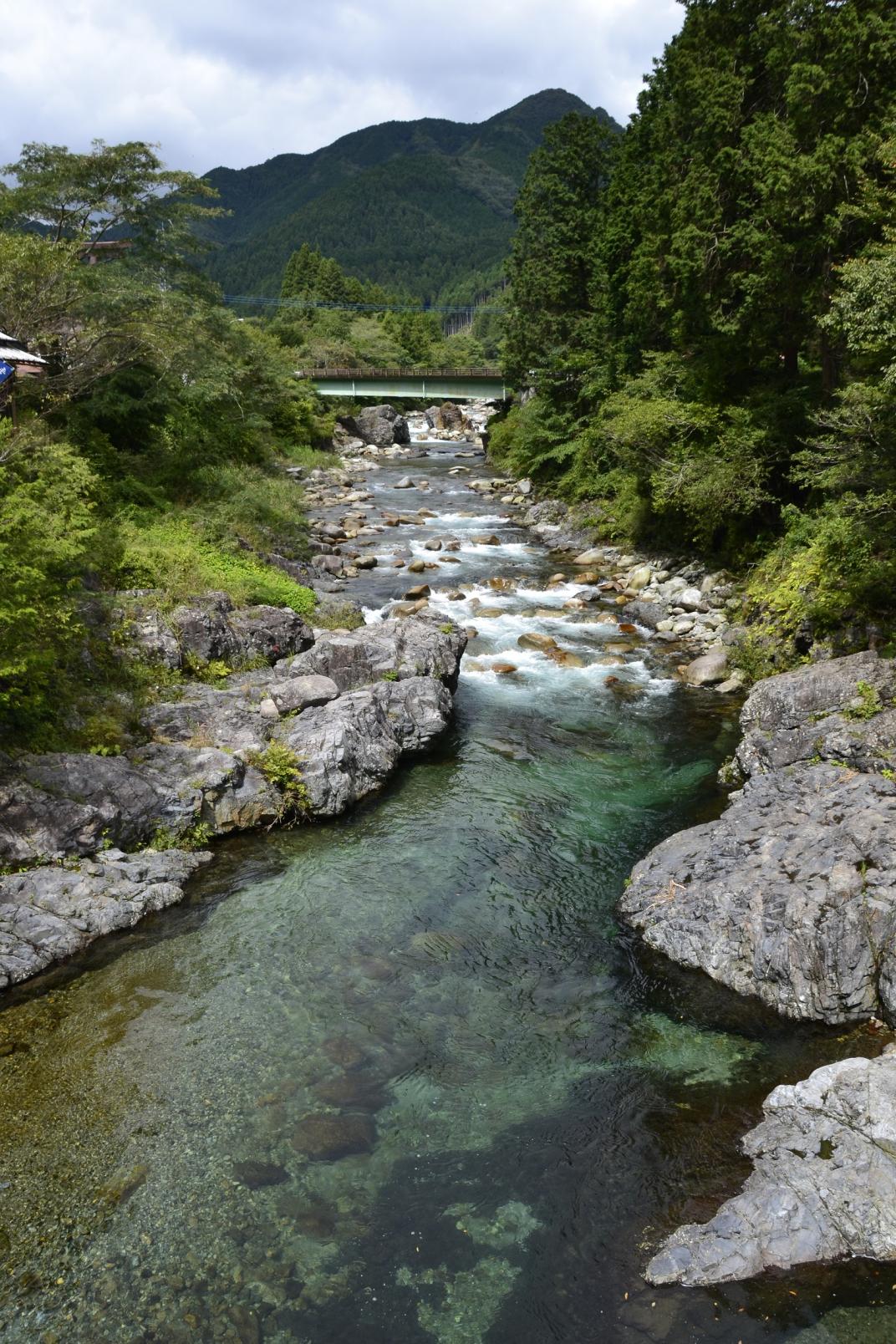 古峯神社へ向かう道沿いに流れる大芦川 古峯神社へ向かう道沿いに流れる大芦川