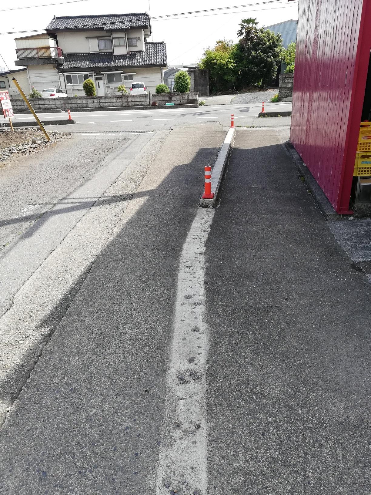 暗渠のまま貝島街道を横切る 暗渠のまま貝島街道を横切る