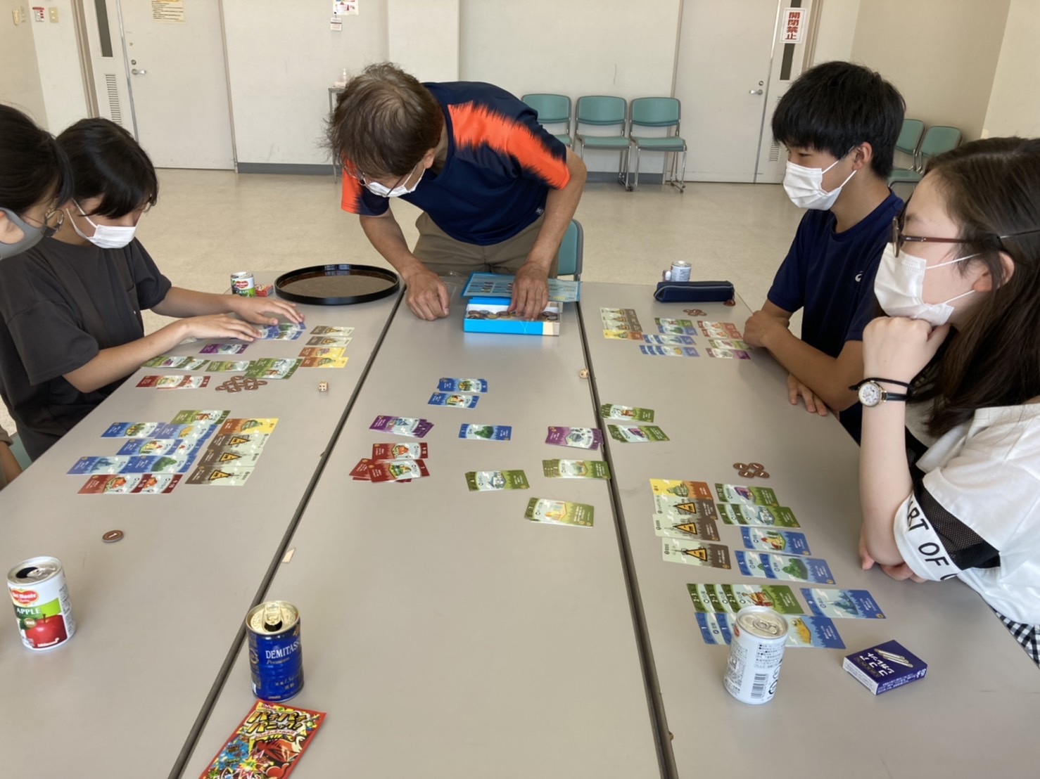 ゲームを楽しむ高校生たち ゲームを楽しむ高校生たち