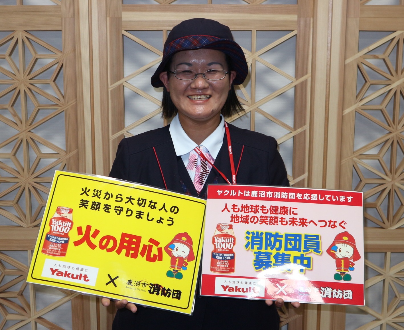 啓発パネルを掲げる川津団員 啓発パネルを掲げる川津団員